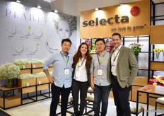 Shinya Ogata, Tianli Zhang, Daniela and Oscar Cuertas of Selectas one. For the gyps, they are promoting the Grandtastic; a large flower gypsphila with 11-12 mm flowers. According to Daniela, the reactions to this new product are vary positive.