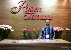 Sebastian Donoso of the German breeding company Rosen Tantau. Every year, they send about 500 crosses to Ecuador to test. After four years of testing, maybe three varieties will remain. “A good variety is love at first sight. Take Freedom for example”, says Donoso.