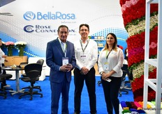 The team of BellaRosa /Rose Connection. At their booth their presented fresh cut roses (mainly) tinted and preserved roses. They are in the business for 22 years now and are supplying tinted varieties for 10 years now. They are one of the main suppliers of these type of flowers. For three years now, they are also preserving flowers.