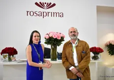 Andrea Grijalva of Rosaprima and Pedro Requena of Continental Breeding. Rosaprima grows Mayra Pink, a variety of Continental Breeding, and this variety won the award Best in Class- Garden Roses - at the SAF convention 2018.