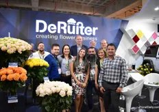 The team of De Ruiter with Gerrit van der Deijl of Van der Deijl Roses in the back (a grower of De Ruiter). At the Expo Flor Ecuador, De Ruiter presented the 4x4 varieties again with a 4x4 car, their garden type roses line X-pression and much more. 