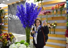Lourdes Reyes of Ball proud of the Florisol, how they make up the more use of their delphinium. Take a look at the size and the color of the delphiniums in the vase and compare it with the one Lourdes is holding. 