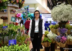 Catalina Guacaneme of La Plazoleta presenting a part of their assortment at one of their big US clients Jolo Flower. This Colombian grower supplies them with limonium, statice, solidago and snapdragons.