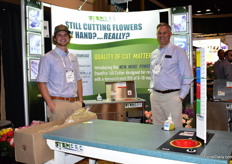 Andrew Harris and Paul Harris of Stempro Systems are presenting they cutting machines for retail and processing. According to Andrew, it increases labor efficiency by 30 percent and as it can be can be shipped dry, the shelf life increases. On top of that, with dry pack, three times as much flowers will fit in a truck. They supply their machines all over the US and have plans to expand to Europe in the future. More on these cutting machines later in FloralDaily.