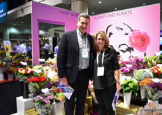 Mario Vicente and Amy Martha of Fresca Farms. Last year, they introduced the Suntory variety Applause; a rose that has a blue delphinium gene in it. The demand for this ‘blue’ rose is increasing and currently, trials are being done to make the variety more blue and longer stems. More on this later in FloralDaily.