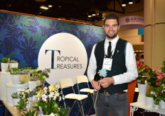 Wim Braam of Dümmen Orange presenting one of their ideas to let the flower industry free-ride on the success of the succulents. In this way, the succulents can be used in bouquets and on top of that, they have a very long shelf life.