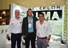 Manuel Marín of Deliflor, David Jaramillo of Bioflora and Juan David Lecuona of Deliflor presenting their Alma chrysanthemum that won the 'Best in show' at the SAF Outstanding Varieties competition.