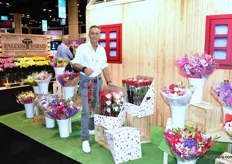 Mark Frank of Farm Fresh presenting their new Mother’s Day and Valentines Day gift. The rose is in a vase and with the packaging, produced by Dutch company Broekhof, it can be easily carried away.