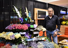 Hans Vonk of Flower Care Holland presenting the water-based spray paint for flowers. “It is a more employer friendly product that aceton or alcohol based spray paints”, says Vonk.