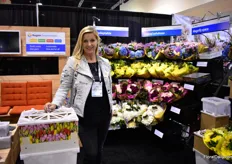 Loes van der Toolen of Pagter Innovations. This Dutch company introduced the Procona containers in the USA, which enabled the West coast growers to ship their flowers to the East coast in good condition. Over the last years, Pagter started to focus on the retail as well and introduced the flower displays for Procona containers. “It is easy to set up and very flexible. With more or less flowers, the display always looks filled. Next to flowers, the display is also suitable for potted plants.” According the reactions from the US retailers so far are very positive and some are already using it.