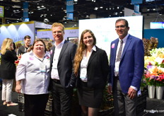 Part of the team of Sun Valley. At their booth the idea was: Bringing the farm to the Fresh Summit. They want to show that they are not only bouquet makers, but growers as well. According to Bill Prescott Sun Valley has a lot of exclusive varieties and that’s what sets them apart.