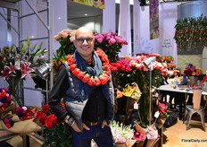Pieter Landman, creative director at Color Republic, one of the largest importers in Ecuador with own farms. They grow many roses, but also lilies and summer flowers. They supply to US and Canadian supermarkets. Besides selling flowers, they also merchandise, advise, and train in order to    let the flowers sell more easily. The slogan of the company is “A story behind every flower” and this is referring to the feeling that arise when someone get flowers. And at the show, they let these positive feelings arise at the visitors as they handed out necklaces of roses. In total, they handed out 6000 roses.