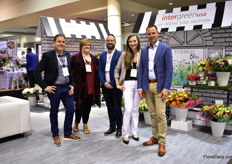 The team of Intergreen USA. It is a sister company of Intergreen NL and active on the US market for three years now. They are eager to bring their Intergreen NL philosophy to the US, which entails "We deliver your success." "The idea is that if a supermarket works with us, the sales of their flowers will increase." Over the last two years, Intergreen US, started fo focus on supermarkets only. "We work with several selected growers and we are leaders in sea freigth transportation." 