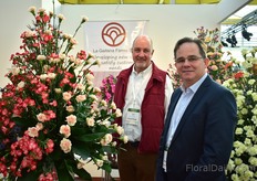 Frans Buzek of La Gaitana Farms and Eric Janken of Arabella Flower Farm. This Colombian farm has grown significantly over the last 12 years, from 25 ha to 42 ha. They mainly grow carnations and spray carnations. On the picture their new variety Solomio and on the right a variety that is on the market for a while; Appletea. 
