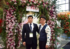Jeung Ho Jeung Charlie Jeong of G-Rose Breeding. In the arch, their varieties Deep Purple and Bounty Way. Bounty Way was introduced last year by this Korean breeder and they are now selling it in the Netherlands.  