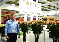 Esteban Chiriboga of Ecoroses, an Ecuadorian rose grower, presenting Toffee. This variety of Brown Breeding is exclusively being grown by five farms in Ecuador. Three of these five growers are sharing the booth, namely Ecoroses, Hoja Verde and Greenrose. 