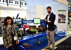 Domenique Kooij and Gael Chevalier of Mecaflor showcasing the hand-tied bouquet making machine. With this bouquet maker, you do not have to train people and the maker can handle large volumes. “The minimum production is 500 bouquets per hour and can go up to 1200 bouquets per hour”. The workers only have to lay a few stems on the devices, then the bouquets will be automatically bound and cut.