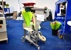 A prototype of Mecaflor to sleeve flower bunches easily. 