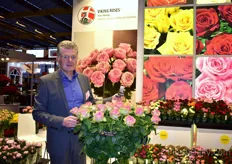John Pouw of Viking roses presenting Rosa Loves Me Tender. He has high expectations of this variety and the reactinos at the show were good. 