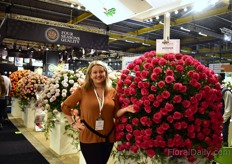 Deborah Ghione of NIRP presenting Hotspot. According to Ghione it is a promising rose; "It is productive, the color is strong, it has big buds, many petals and a good opening."