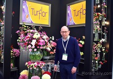 Mauricio Briceño of Turflor in the colorful booth full of Colombian carnation. They are currently expanding their farm by 20 ha and are expected to have it finished by the end of 2018. Then, the total acreage will be 55ha.