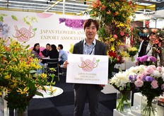 Kenichi Saito of Japan Flowers and Plants Export Association, that consists of 75 members. Even though the Japanese flowers are fairly expensive Saito sees a good demand. "The flowers are different than the flowers that are already on the market and therefore attract the attention of designers. These flowers are mostly used for weddings and other events."