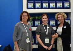 The ladys from Chrysal. Anna, Anne and Quita. They are showing us their Leaf Shine Seal. 