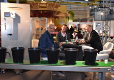 Enjoying a cold beer at the stand of Hans van der Poel.