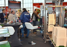 People are watching the machines of Hans van der Poel.