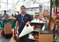 Sergio Olvera Castro of Perfect Pack showing one of their Carton biodegradable, ecological and recycled flower sleeve. Special about this packaging is that water does not affect the packaging. They have 62 models for flowers in their assormtent.