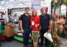 Part of the team of Grupo Iasa presenting their floral packaging products (Perfect Pack).
