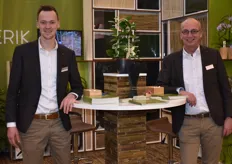 Johan v. Eckeveld and Rene Ratterman of Van Nifterik are busy working out the natural look of their products, as we can see from the bamboo rack at the table.