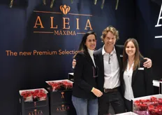 Carmen Juan-Aracil, Will Zuiderwijk and Mar Parra of Aleia Roses with their new Maxima. This rose was introduced a week before and promises a head of 6 cm.