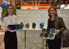Lisa v. Koningsveld with Francis Schrama showing the new Modiform concept: EcoExpert, an alternative to plastic.