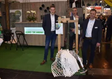 Jorik Homerson, Marinus Schuurbiers & Martin Wigger with Agro de Arend show the Lite-Net, designed especially for lone pines.