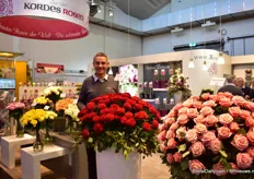 Otto Hartlieb of Kordes Roses presenting their new red variety Con Amore. It has just been planted in Ukraine and Russia and the reactions so far are very positive. “It has a nive color, nice shape, good and easy production. Russians really like this color”, he says.