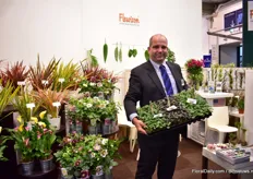 Michael Unger of Fleurizon presenting their ranuculus. Just before the show, the team of Fleurizon celebrated his 10th anniversary at the company.