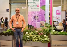 Onno Zonneveld of Virtroflora presenting Pink Revolution, a variety that attract bees.