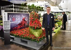Michael Larsen of Elvira Rose showing the big show filled with the new red Q-iRose Tanja. The roses of  Q-iRose are known for their side buds. Besides, this new variety has, according to larsen, a good shelf life, shiny deep green leaves and is easy to grow.