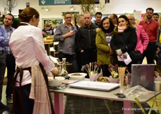 During the exhibition, Eveline Wild hosted a demonstration where she showed how to incorperate the edible roses of Pheno Geno into bonbons and chocolate.