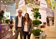 Andre Lek and Daniela Navarro of Selecta One presenting the Kiwi, one of their highlights at their cut flower part of the booth. According to Navarro, this variety is doing very well on the clock.