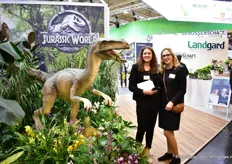 Nele Mahler and Sophia Schrours of Landgard next to the new sales concept Jurrassic world. The concept consists of exotic and green plants. naast hun nieuwe verkoop concept Jurrassic world. H