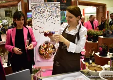 A demonstration of television chef Eveline Wild at Pheno Geno Roses. She made a prosecco of the edible roses of this rose breeder.