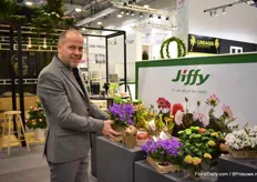 Axel Hallum of Flroacup presents the Jiffy paper and waterproof pot. Last year, they trialed the pot at 3Danish nurseries and the reactions were very positive. Gartneriet  Tvillingaard will supply part of their production in these pots this year.