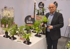 Nico Kortekaas, sales manager at FloraHolland, always has something new. That’s mainly because one of his growers, Kwekerij Zeurniet, always has something new. This year it’s the Lova Plant: "Lova, life on lava. The plant that dares to grow on lava"