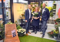 Erik Bos, Anneke van Pelt and Peter van den Ham of Nolina Kwekerijen B.V. Anneke presents the Michala, new in the assortment at Nolina and a pot rose that is characterized by extremely large flowers