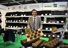Alessandro Guglielmi of Energy Green, the Italian distributor of Herkuplast and Fertil. On the picture, he is presenting the biodegradable solutions of fertil, something of the future for the Italian grower.