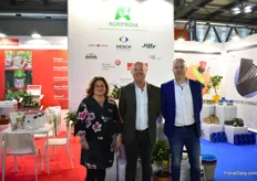 Miriam Kolen of Desch Plantpak (on the left) and Pascal Boers of Van der Knaap (on the right) together with Giancomo Zuffi of Agrimedia, a distributor of products of several companies, including Desch and Van Der Knaap in Italy.