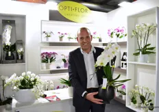 Mathieu van Koppen of Opti-Flor presenting the Formidablo. This phalaenopsis received a lot of attention from the visitors because of the large flowers and the Japanese Cascade. They now also have it in a new gift package with a ceramic pot with watering system.