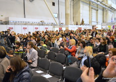 It would be interesting to find out, how many florists there actually are in Ukrain? As in Russia, flower shops, like pharmacies and beauty salons, can be found at about any corner.